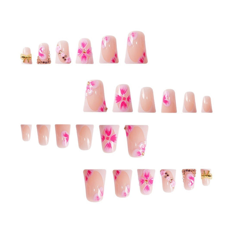 Elegante florale Press-On Nagelkunst mit Edelsteinakzenten Karnz