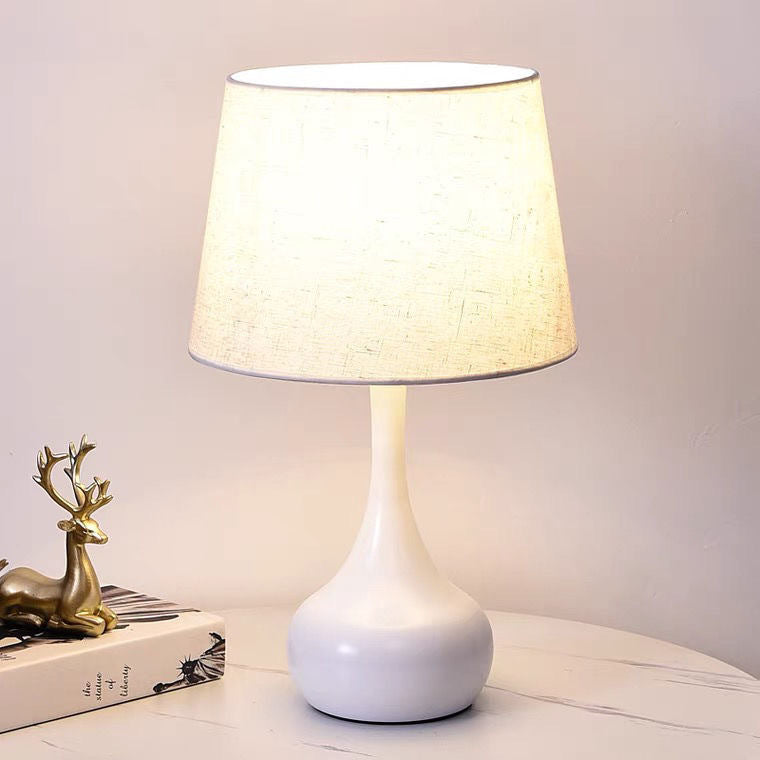 Zeitgenössische Tischlampe mit strukturiertem Schirm