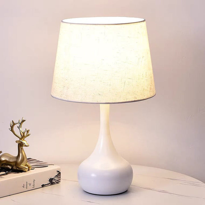 Zeitgenössische Tischlampe mit strukturiertem Schirm