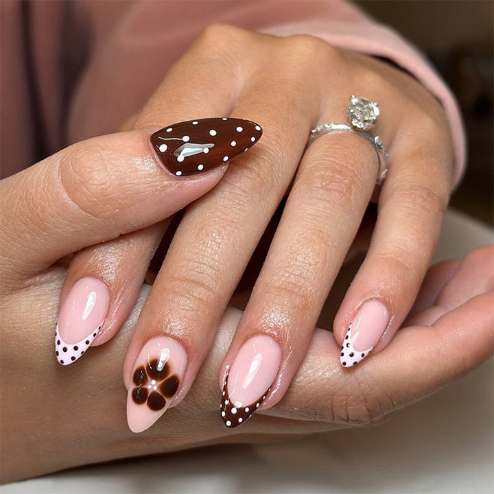 Kunstnagelset mit elegantem Punkt- und Blumen-Design Karnz