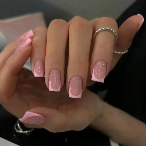 Kunstnagelset mit modernen French-Spitzen und elegantem Glanz Karnz