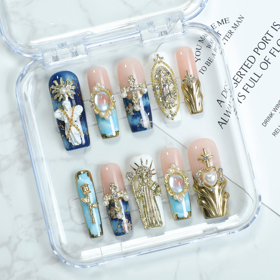 Elegante Kunstnägel mit glamourösen Verzierungen Karnz
