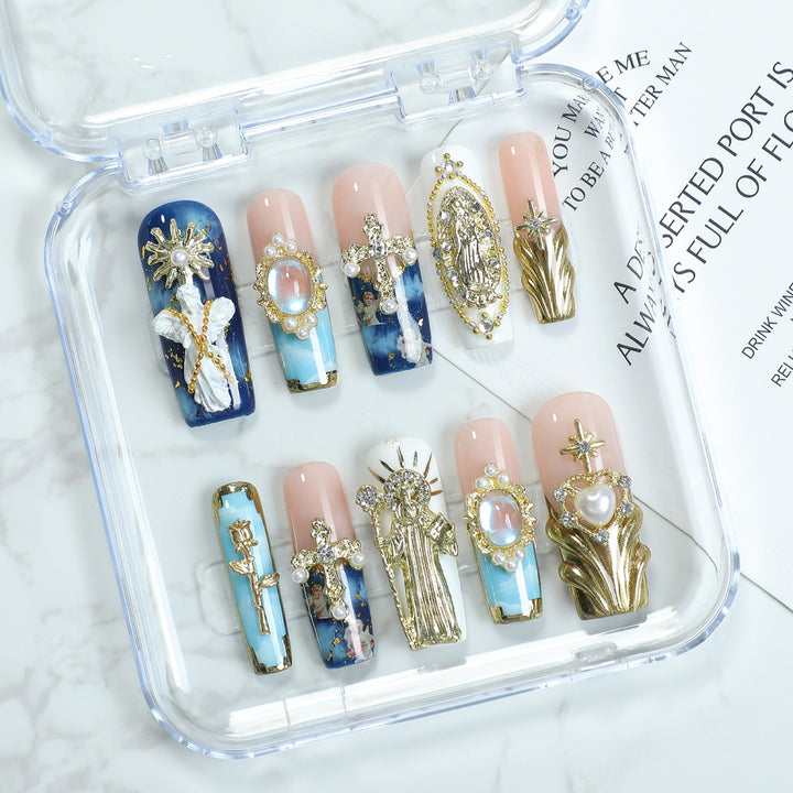 Elegante Kunstnägel mit glamourösen Verzierungen Karnz