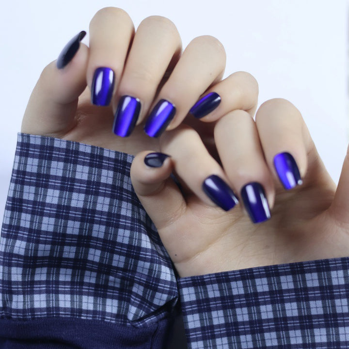 Hochglänzende Nagelmodellage Karnz