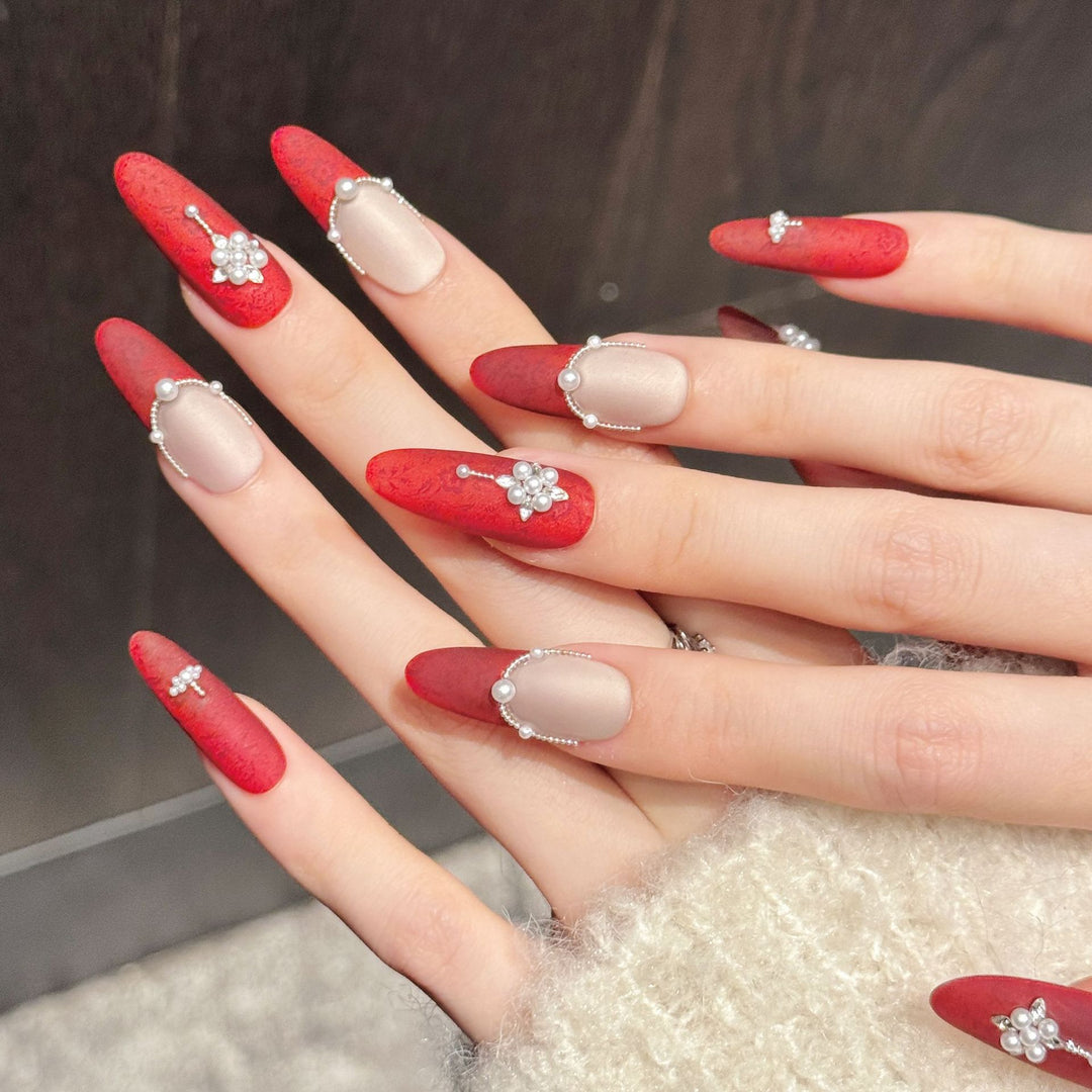 Luxuriöses dekoratives Press-On-Nagelset mit Edelsteinakzenten