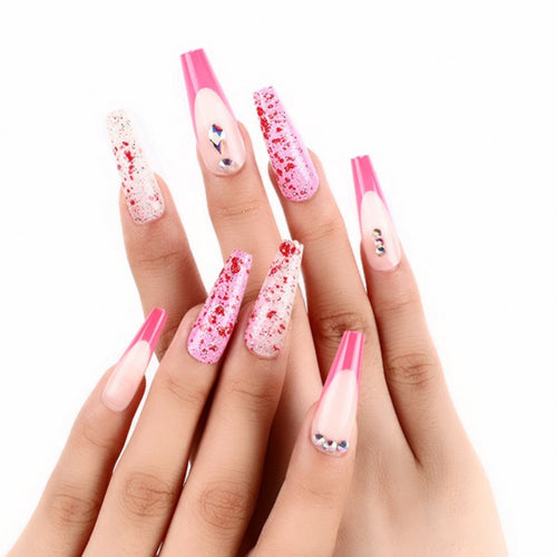 Glamouröse Kunstnägel mit Glitzerakzenten Karnz