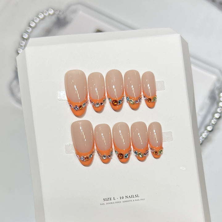 Dekorativer Press-On-Nagelset mit Rhinstein-Akzenten Karnz