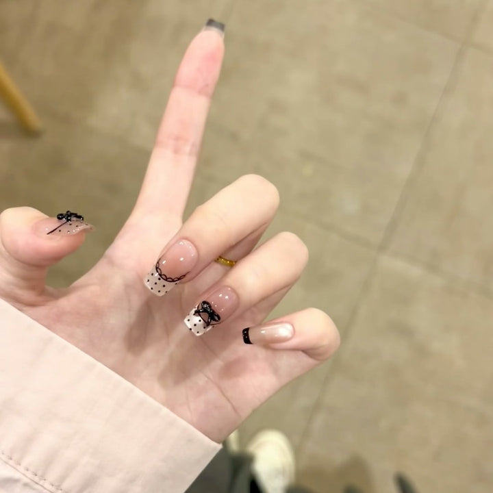 Dekoratives Press-On-Nagelset mit eleganten Schleifenakzenten