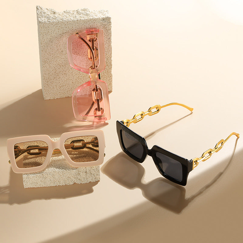Damen Modische Sonnenbrille mit einzigartigem rechteckigen Rahmen und Kettendetails Karnz