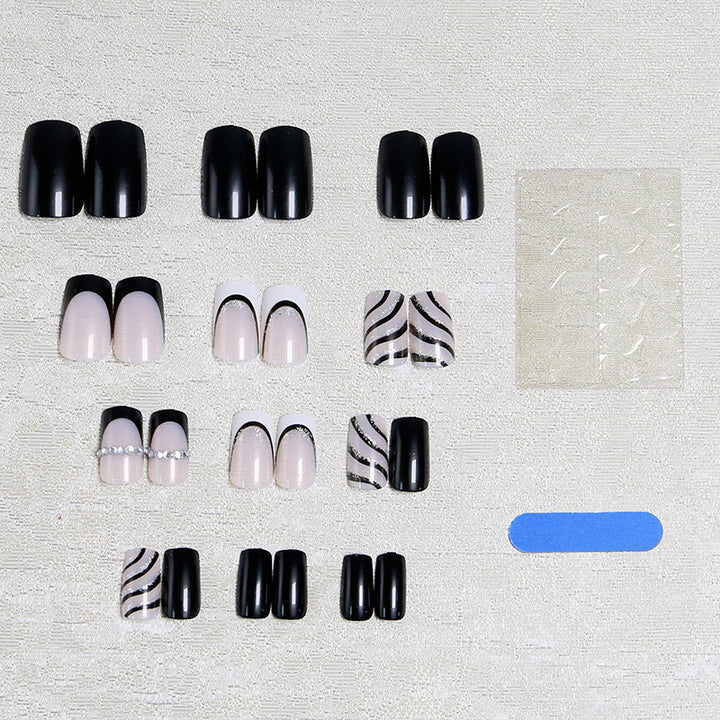 Kunstnagelset mit glamourösen Glitzer- und Streifendesigns Karnz