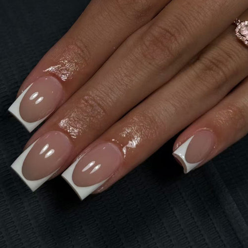 Künstlerische French Tip Press-On Nägel Karnz