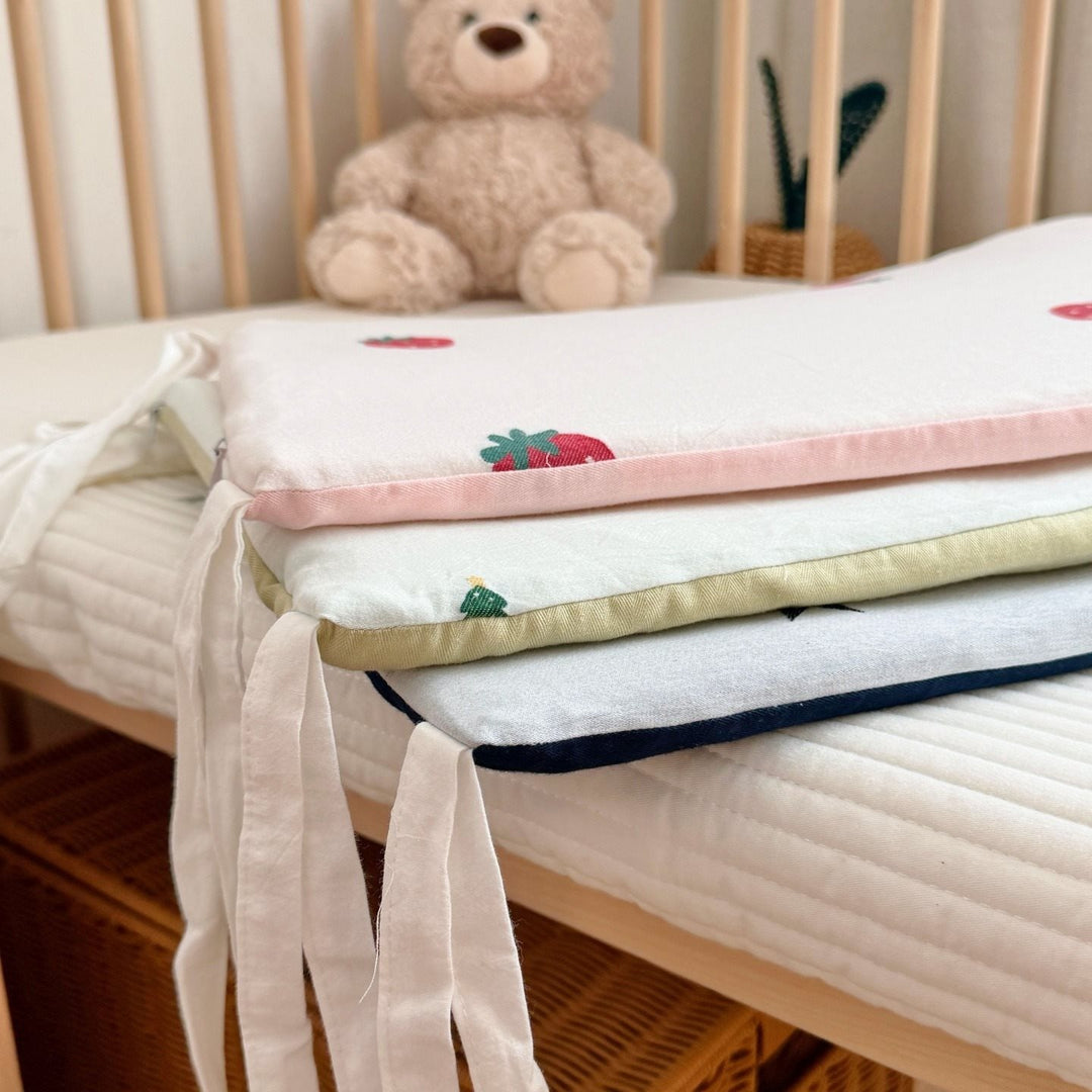 Babyausstattung Bettwäscheset mit Erdbeerstickerei und Nestchen