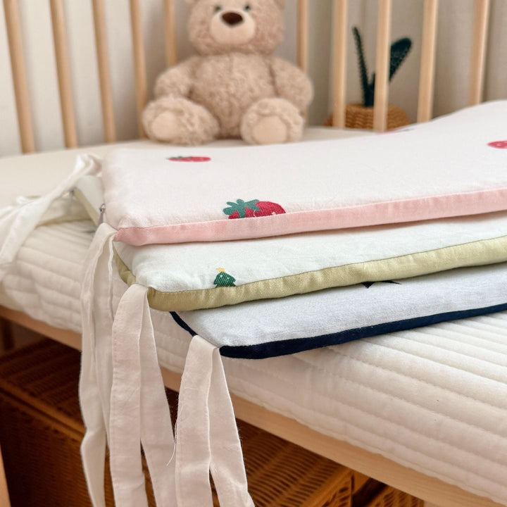 Babyausstattung Bettwäscheset mit Erdbeerstickerei und Nestchen