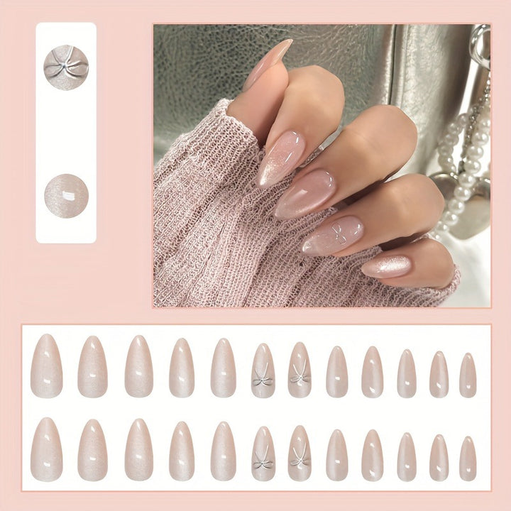 Kunstnagelset mit zartem Glitter und eleganten Schleifenverzierungen Karnz