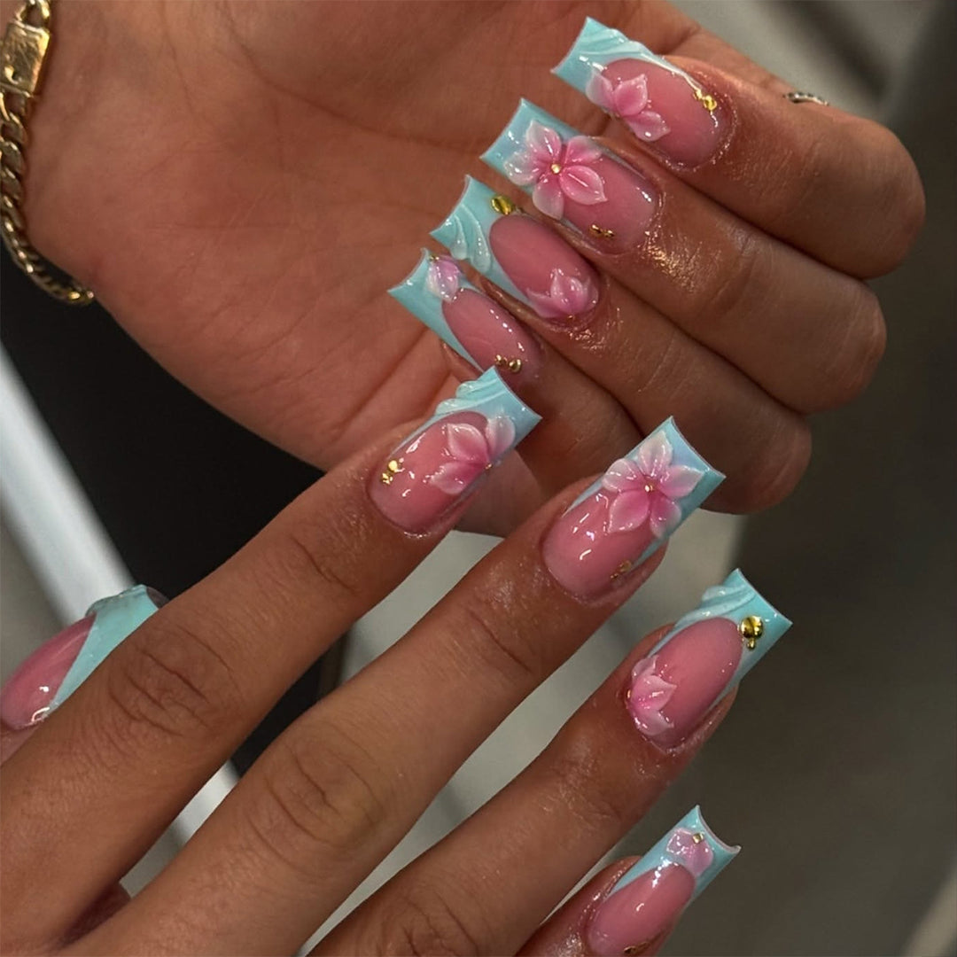 Kunstfingernägel mit Floralen Motiven und Modernem Design Karnz