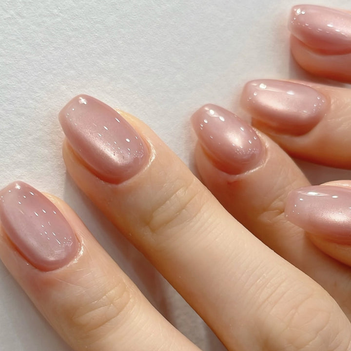 Kunstvolle Nagelkunst mit elegantem Schimmer Effekt Karnz