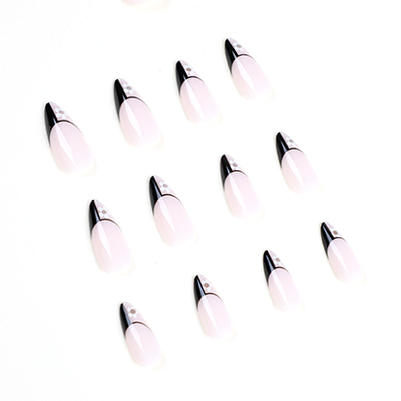 Kunstvolle Nagelkunst mit eleganten Schwarz-Weiß-Design und floralen Akzenten Karnz