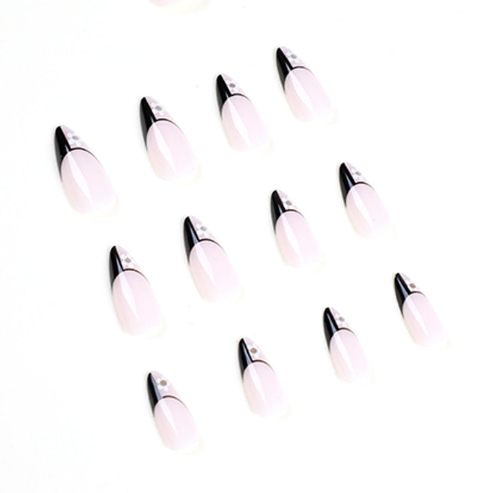 Kunstvolle Nagelkunst mit eleganten Schwarz-Weiß-Design und floralen Akzenten Karnz