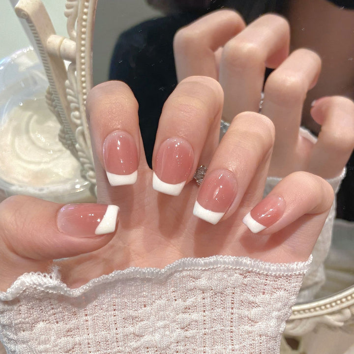 Elegantes französisches Tip Press-On Nail Design Karnz
