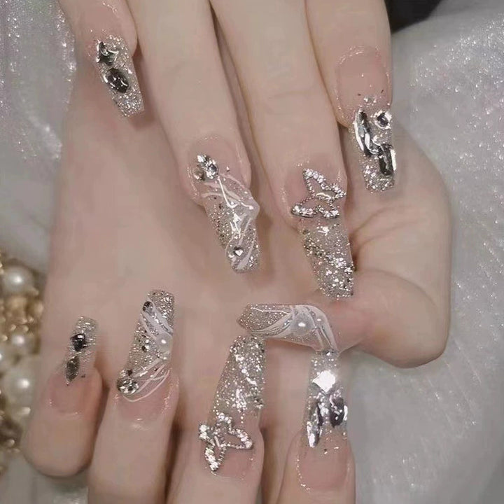 Elegantes Nageldesign mit Perlenverzierung Karnz