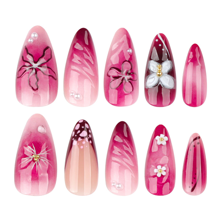 Kunstvolle Nagelverlängerungen mit floralen Details und Ombre-Effekt Karnz