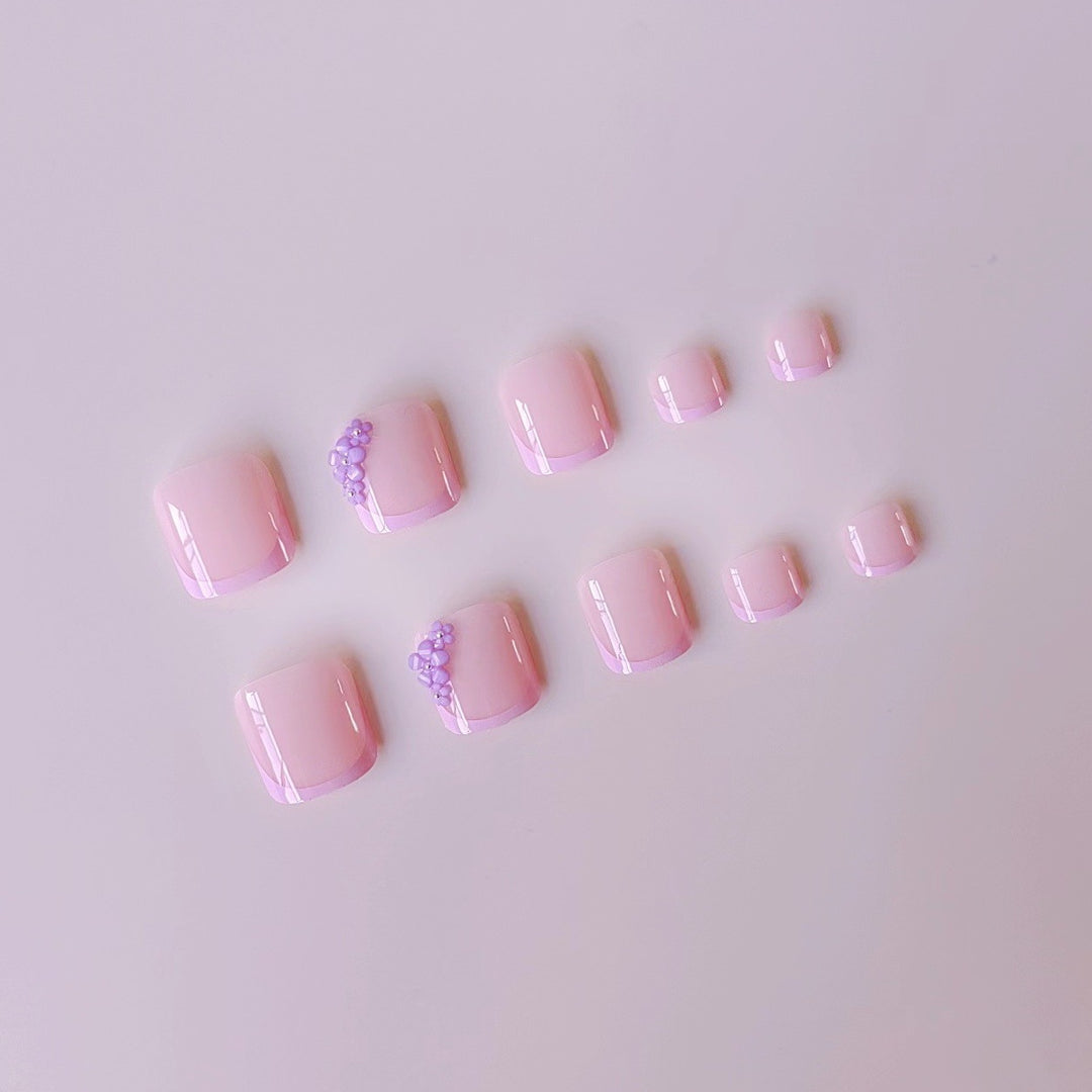 Kunstnagelset mit floralen 3D-Verzierungen und eleganten Akzenten Karnz