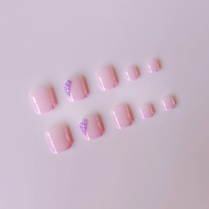Kunstnagelset mit floralen 3D-Verzierungen und eleganten Akzenten Karnz
