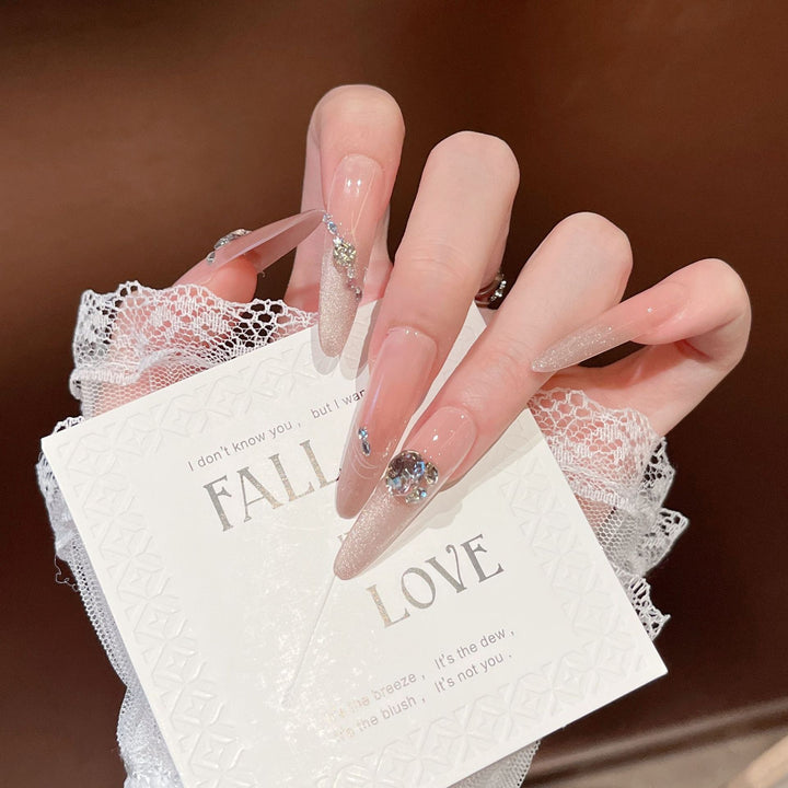 Künstlerische Stiletto Press-On Nagelkunst mit schimmernden Akzenten Karnz