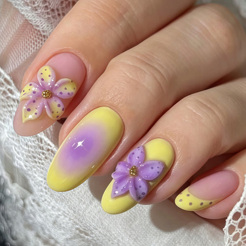 Kunstnägel mit Floralem 3D-Motiv Karnz
