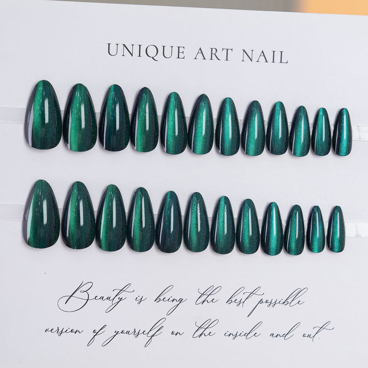 Elegantes Druck-Nagelset mit schimmerndem Finish