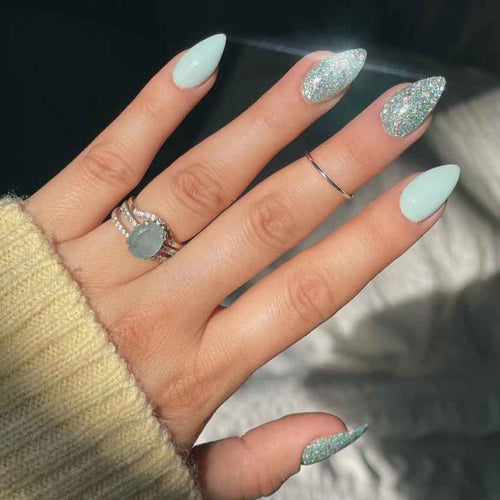 Glitzernde Stiletto Press-On Nägel Karnz