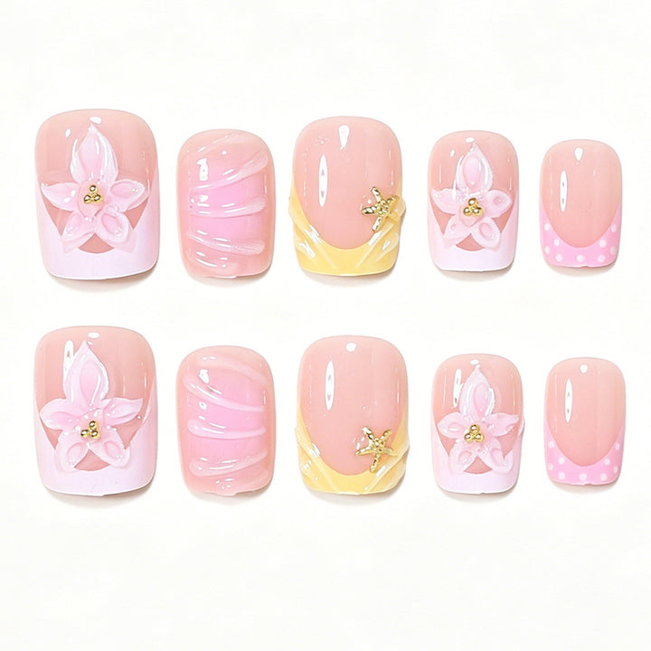 Dekorative Press-On Nagelkunst Tipps mit floralen Akzenten Karnz