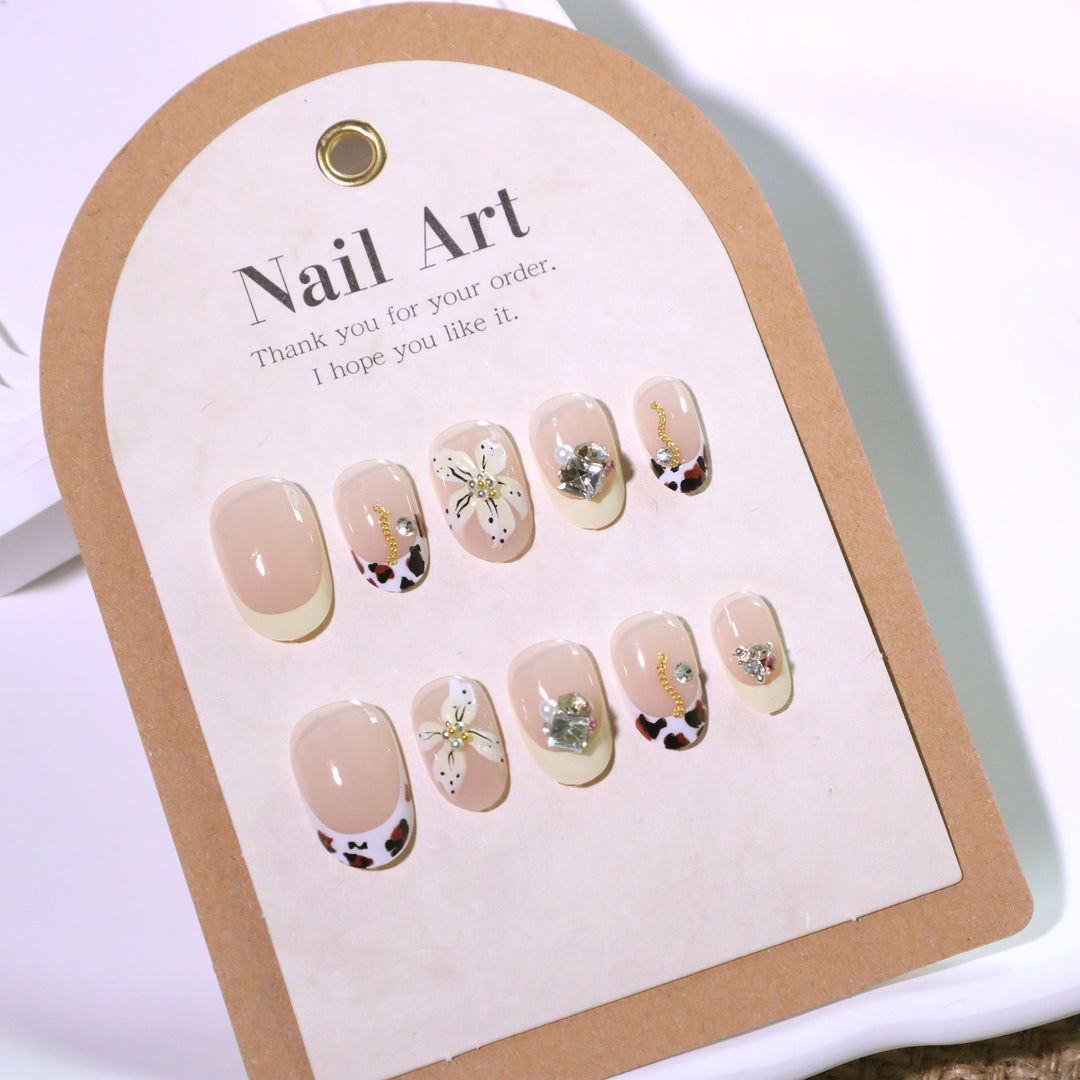Exklusive Nagelkunst mit floralem Design und Glitzerakzenten Karnz