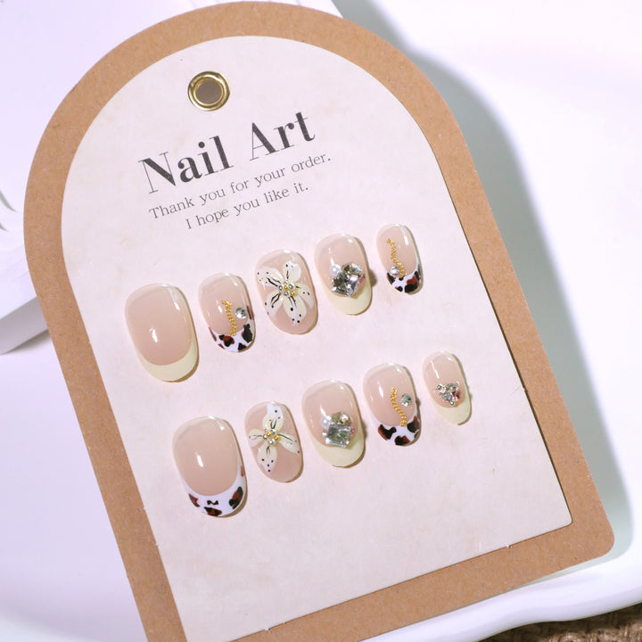 Exklusive Nagelkunst mit floralem Design und Glitzerakzenten Karnz