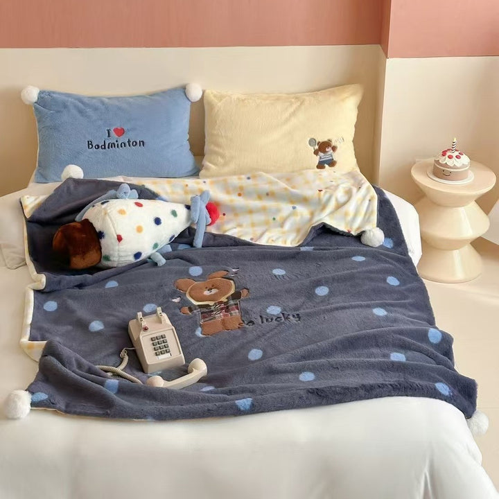 Extraweiche Mikrofleece-Wohndecke mit gesticktem Teddybär und Punkte-Motiv