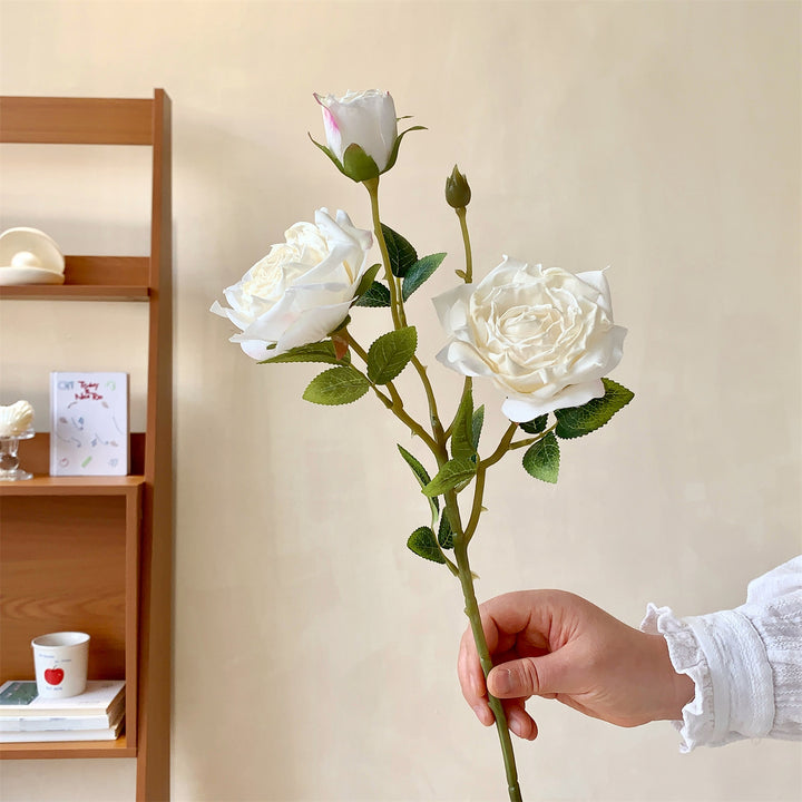 Realistische künstliche Rosenstängel