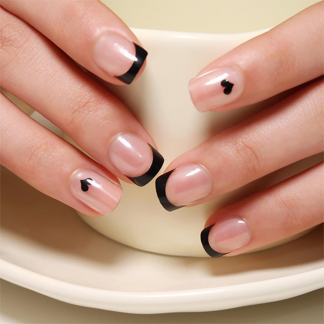 Kunstvolle Nagelverlängerungen mit elegantem Blattmuster Karnz
