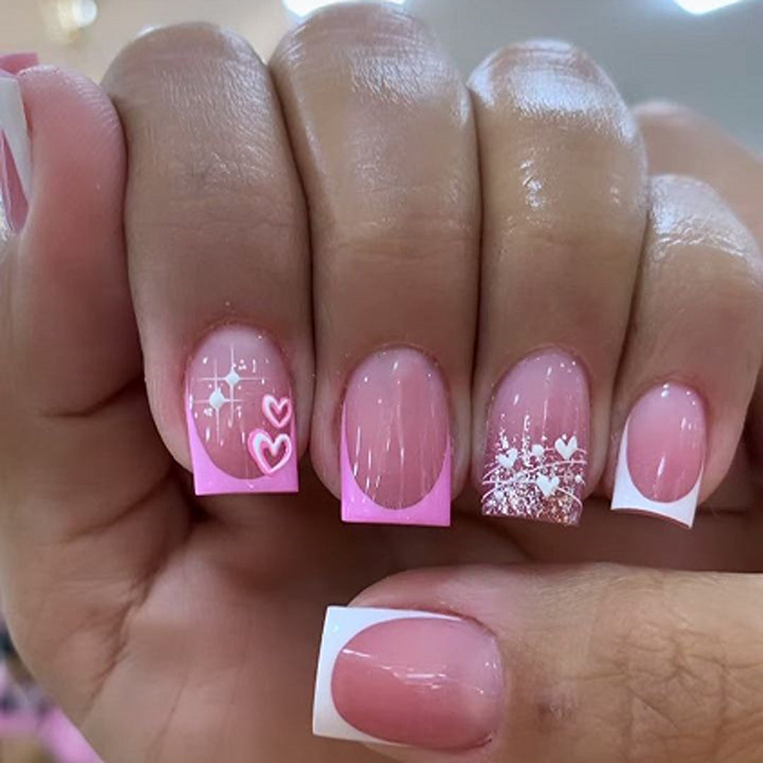 Kunstvolle Nagelkunst mit Herz- und Glitzermotiven Karnz
