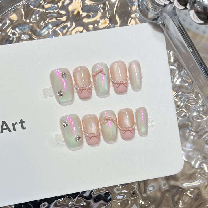 Dekorativer Press-on-Nagelkunst-Set mit künstlerischem Bogen und Perlenakzenten Karnz