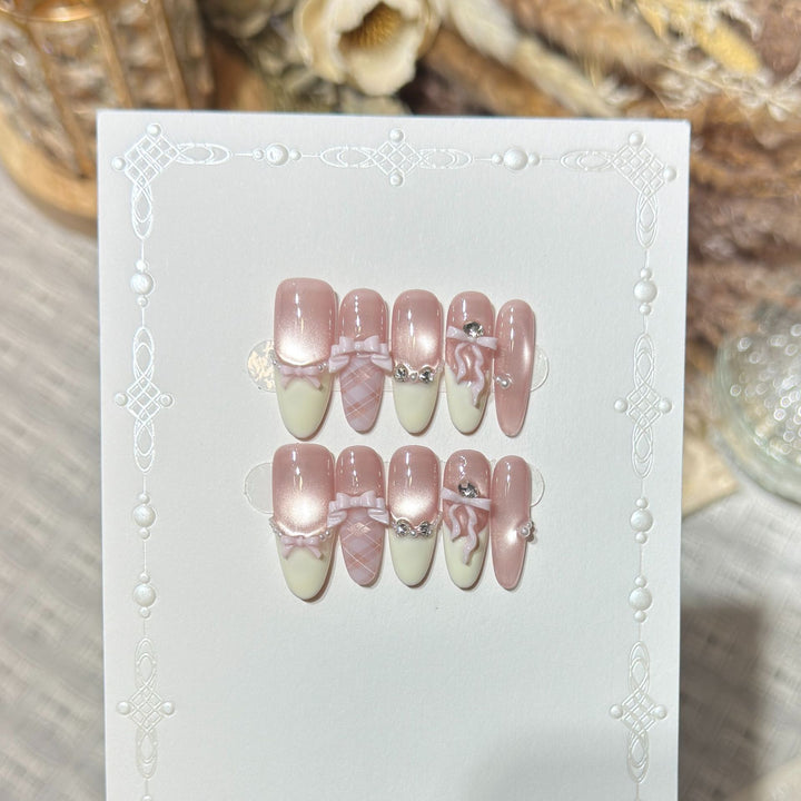 Elegantes Stiletto Presse-Nagel-Set mit dekorativem Schleifen- und Edelsteinakzenten Karnz