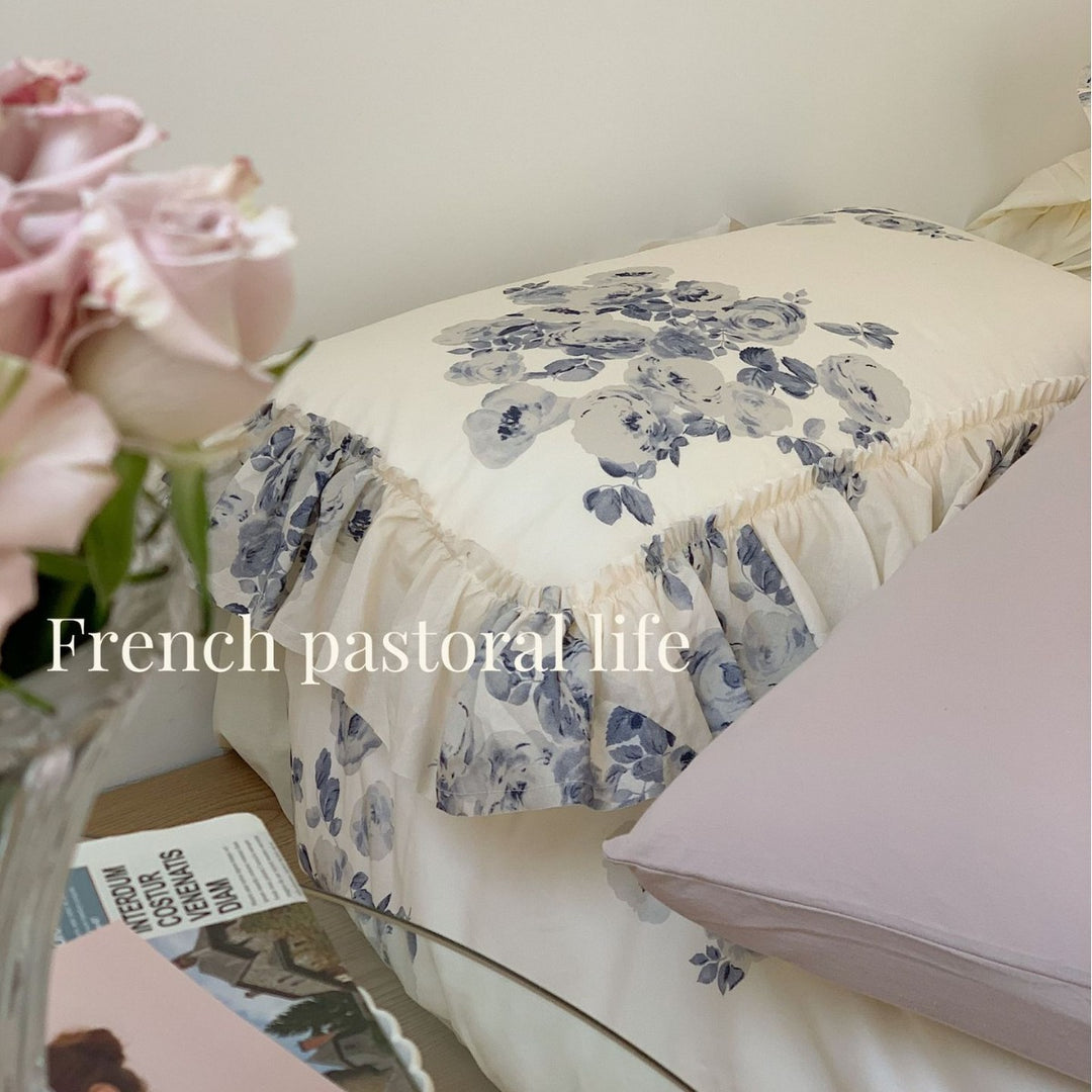 Shabby-Chic Baumwollsatin-Bettgarnitur mit Rüschenvolant und Aquarellrosen-Print