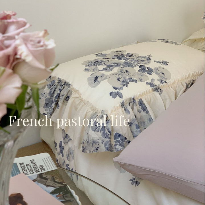 Shabby-Chic Baumwollsatin-Bettgarnitur mit Rüschenvolant und Aquarellrosen-Print