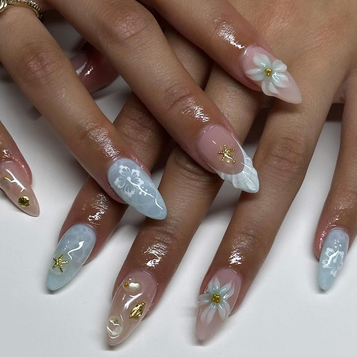 Kunstvolle Nagelverlängerungen mit zarten floralen Designs und Glitzerakzenten Karnz