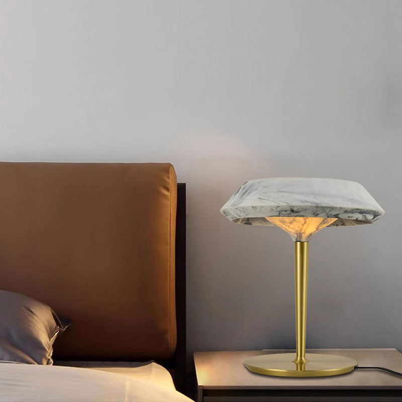 Elegante Moderne Tischlampe mit Marmorbasis und goldener Akzent