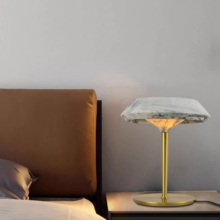 Elegante Moderne Tischlampe mit Marmorbasis und goldener Akzent