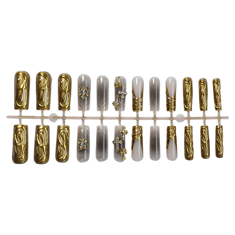 Dekorativer Press-On-Nagelset mit goldenen Akzenten Karnz