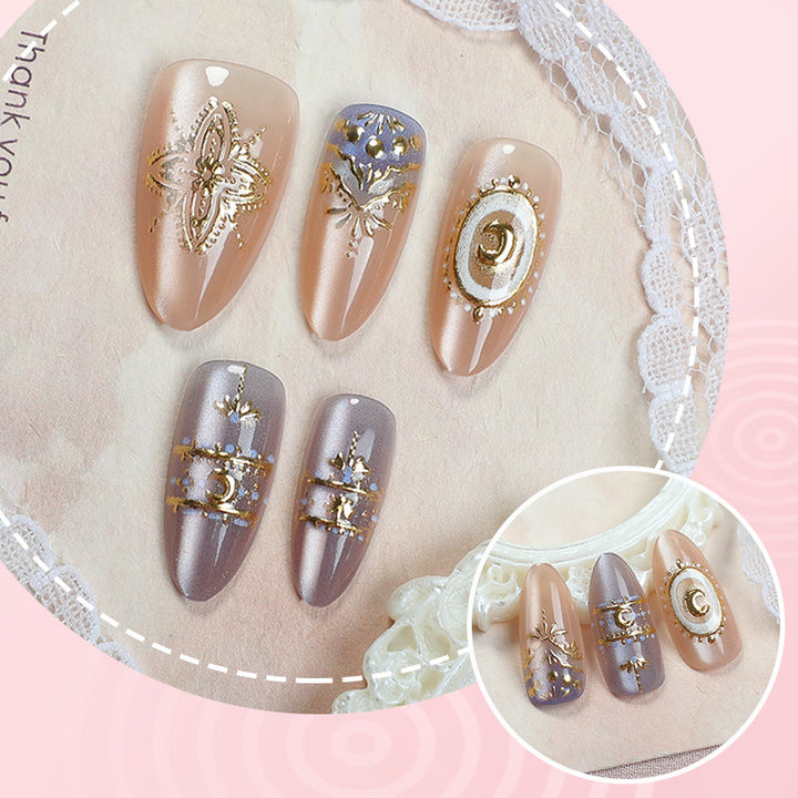 Dekoratives Press-On-Nagelset mit eleganten goldenen Akzenten