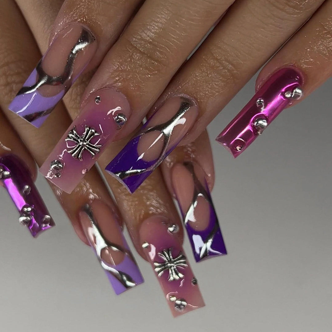 Kunstvolle Nagelverlängerungen mit Glitzer- und Blumenmotiven Karnz