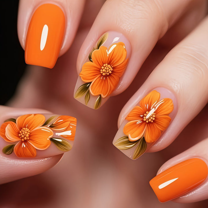 Kunstnägel mit Floralen Akzenten und Hochglanz-Finish Karnz