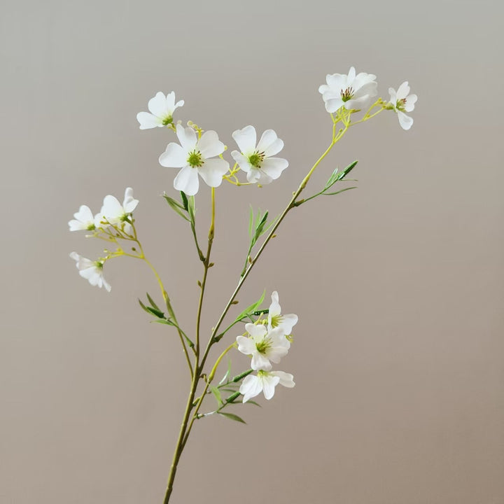 Lebensnahe tropische Blumenstängel